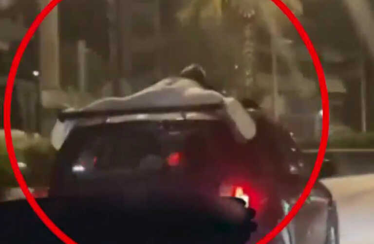 Νεαρός έχει γατζωθεί σε οροφή αυτοκινήτου στη Λεωφόρο Ποσειδώνος – Νέο επικίνδυνο challenge
