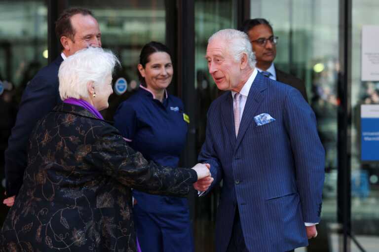 Ο βασιλιάς Κάρολος επέστρεψε στα δημόσια καθήκοντά του μετά τη διάγνωση του καρκίνου