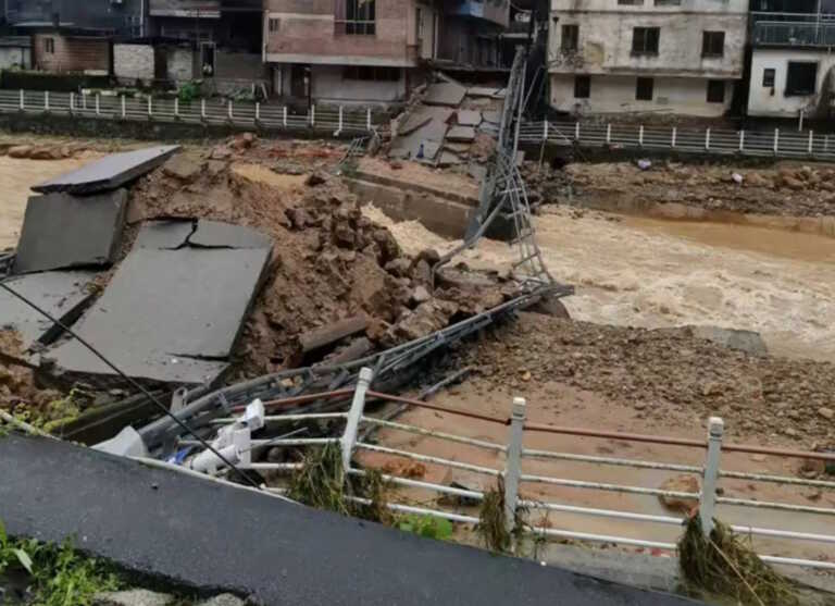 Η στιγμή που καταρρέει γέφυρα από τις «πλημμύρες του αιώνα» στην Κίνα - Τουλάχιστον 3 νεκροί