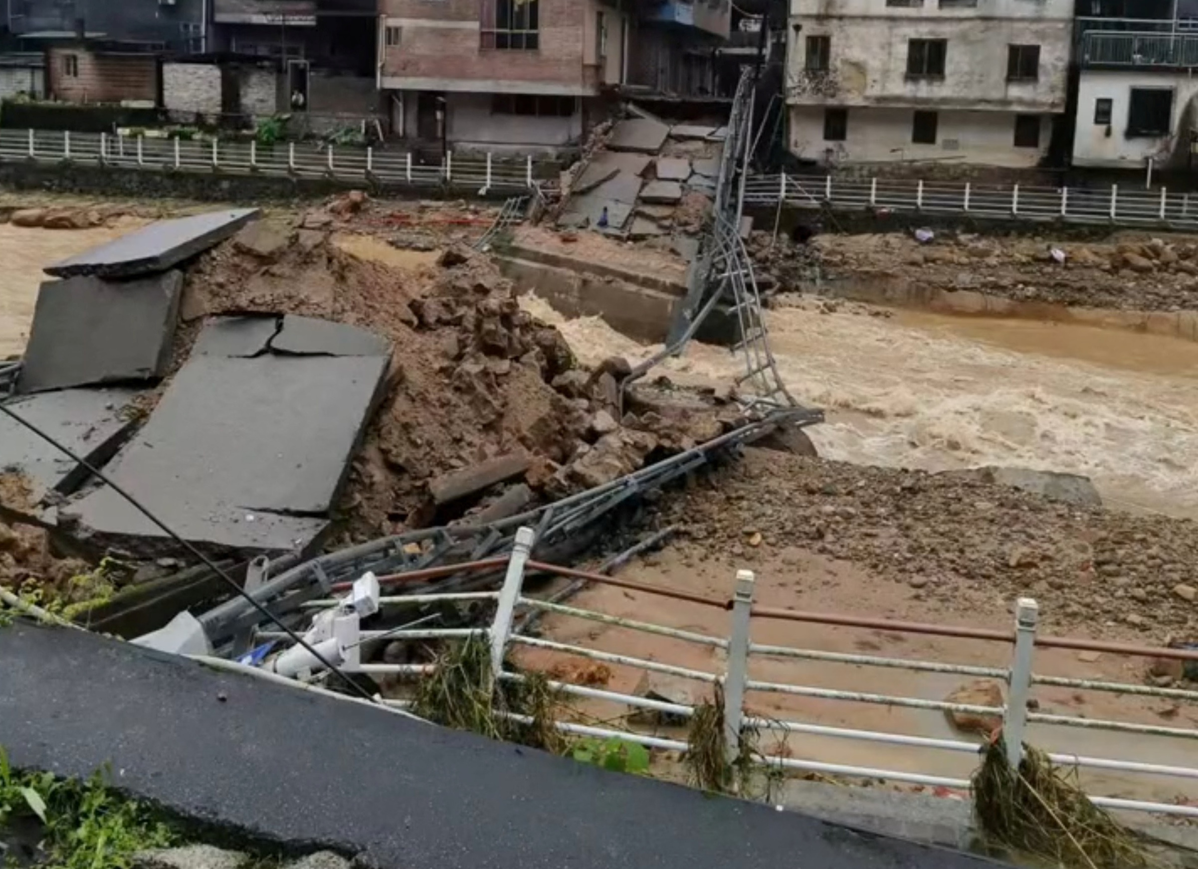 Κίνα: Τουλάχιστον 3 νεκροί από τις «πλημμύρες του αιώνα» – Η στιγμή που καταρρέει γέφυρα
