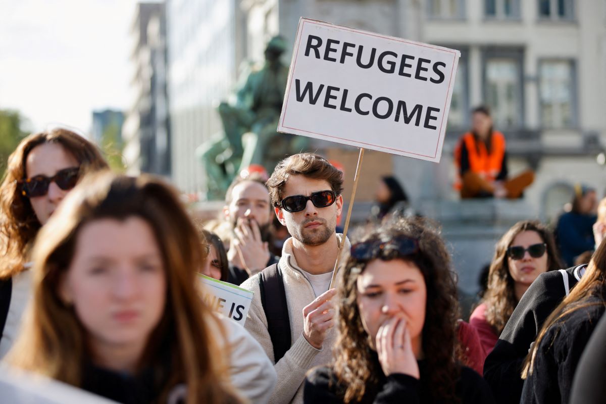Σαΐτες σε ευρωβουλευτές την ώρα που ψηφιζόταν το Σύμφωνο για τη Μετανάστευση και το Άσυλο