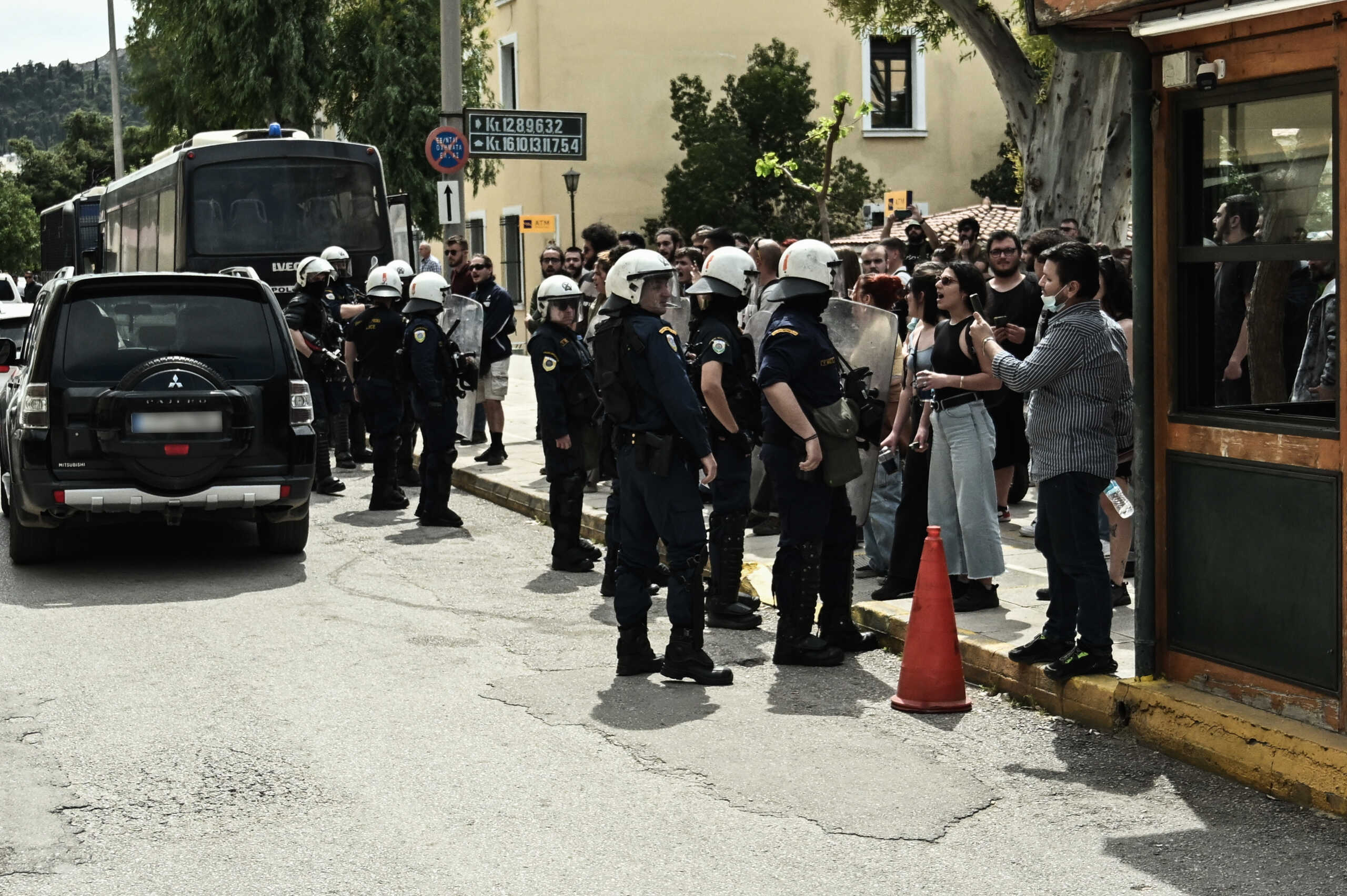 Απολογία στην ανακρίτρια του 39χρονου για την δολοφονία της 28χρονης Κυριακής έξω από το Αστυνομικό τμήμα των Αγίων Αναργύρων, Πέμπτη 4 Απριλίου 2024. Σε βάρος του έχει ασκηθεί ποινική δίωξη για ανθρωποκτονία από πρόθεση, παράνομη οπλοφορία, οπλοχρησία και προμήθεια κατοχή ναρκωτικών ουσιών για δική του χρήση. 
(ΚΩΣΤΑΣ ΤΖΟΥΜΑΣ