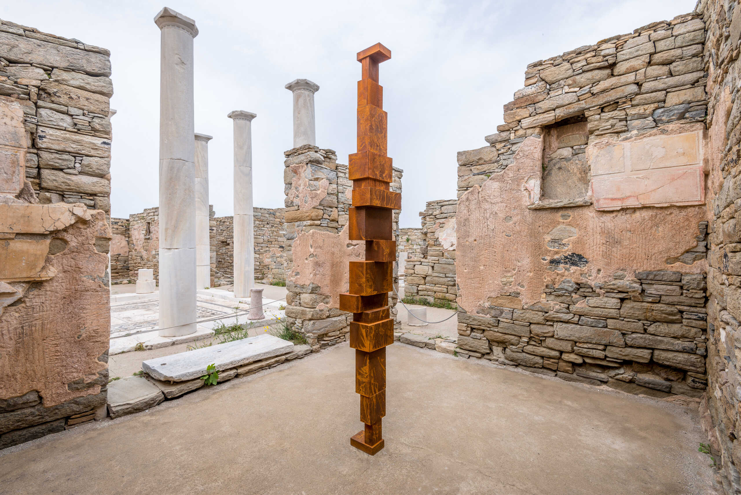 ÅéêáóôéêÞ åãêáôÜóôáóç SIGHT ôïõ äéåèíþò áíáãíùñéóìÝíïõ äçìéïõñãïý Antony Gormley óôïí áñ÷áéïëïãéêü ÷þñï ôçò ÄÞëïõ, ç ïðïßá óõíäéïñãáíþíåôáé áðü ôï ÕÐÐÏÁ-Åöïñåßá Áñ÷áéïôÞôùí ÊõêëÜäùí êáé ôïí Ïñãáíéóìü Ðïëéôéóìïý êáé ÁíÜðôõîçò ÍÅÏÍ. 29 áíèñùðüìïñöá ãëõðôÜ áðü óßäçñï åíóùìáôþíïíôáé äéáêñéôéêÜ óôï êõêëáäéêü ôïðßï êáé óôçí áñ÷áßá ðüëç, ëåéôïõñãþíôáò ùò äßáõëïé áíÜìåóá óôï óÞìåñá êáé óôï ÷èåò. Ïé åðéóêÝðôåò ìðïñïýí íá áíáóôï÷áóôïýí ôçí ÄÞëï êáé ôéò áîßåò ôçò ìå ôçí äéáìåóïëÜâçóç ôçò äçìéïõñãéêÞò ìáôéÜò åíüò óýã÷ñïíïõ óçìáíôéêïý êáëëéôÝ÷íç, ï ïðïßïò ðñïóåããßæïíôáò ìå óåâáóìü êáé äÝïò ôïí áñ÷áéïëïãéêü ÷þñï ôçò ÄÞëïõ, äçìéïõñãåß íÝá åñåèßóìáôá ãéá ìéá ðïëõåðßðåäç ðñüóëçøç ôïõ ðáñåëèüíôïò.
(EUROKINISSI