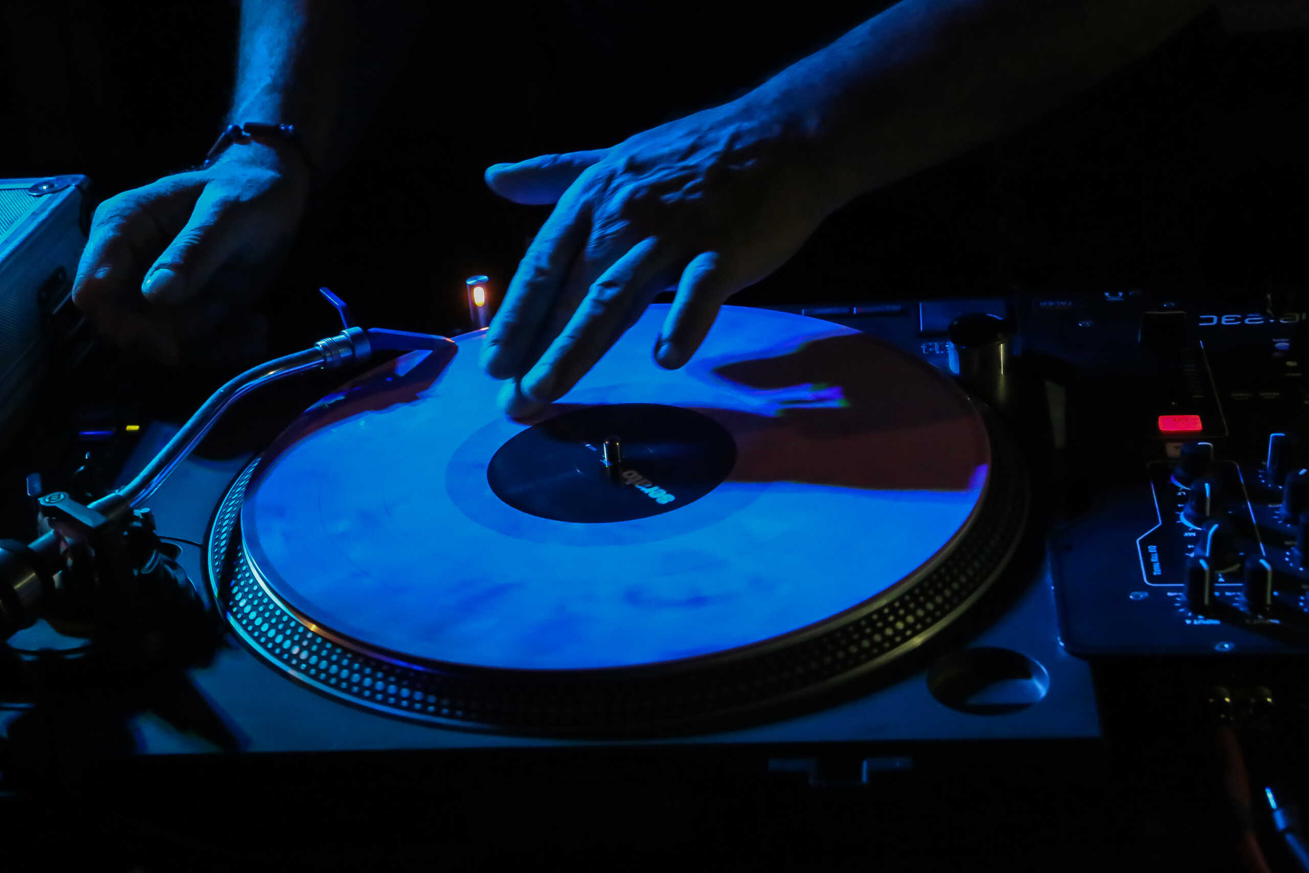 Ï Ëáñéóáßïò dj ÃéÜííçò ÊáëëéìÜíçò ìåôÜ ôï ðÜñôé óôçí ôáñÜôóá äéáóêåäÜæåé ôïõò óõìðïëßôåò ôïõ ìÝóù Facebook áðü ôï óáëüíé ôïõ óðéôéïý ôïõ ðáßæïíôáò ìïõóéêÞ ãéá ìåñéêÝò þñåò êÜèå áðüãåõìá.
(EUROKINISSI