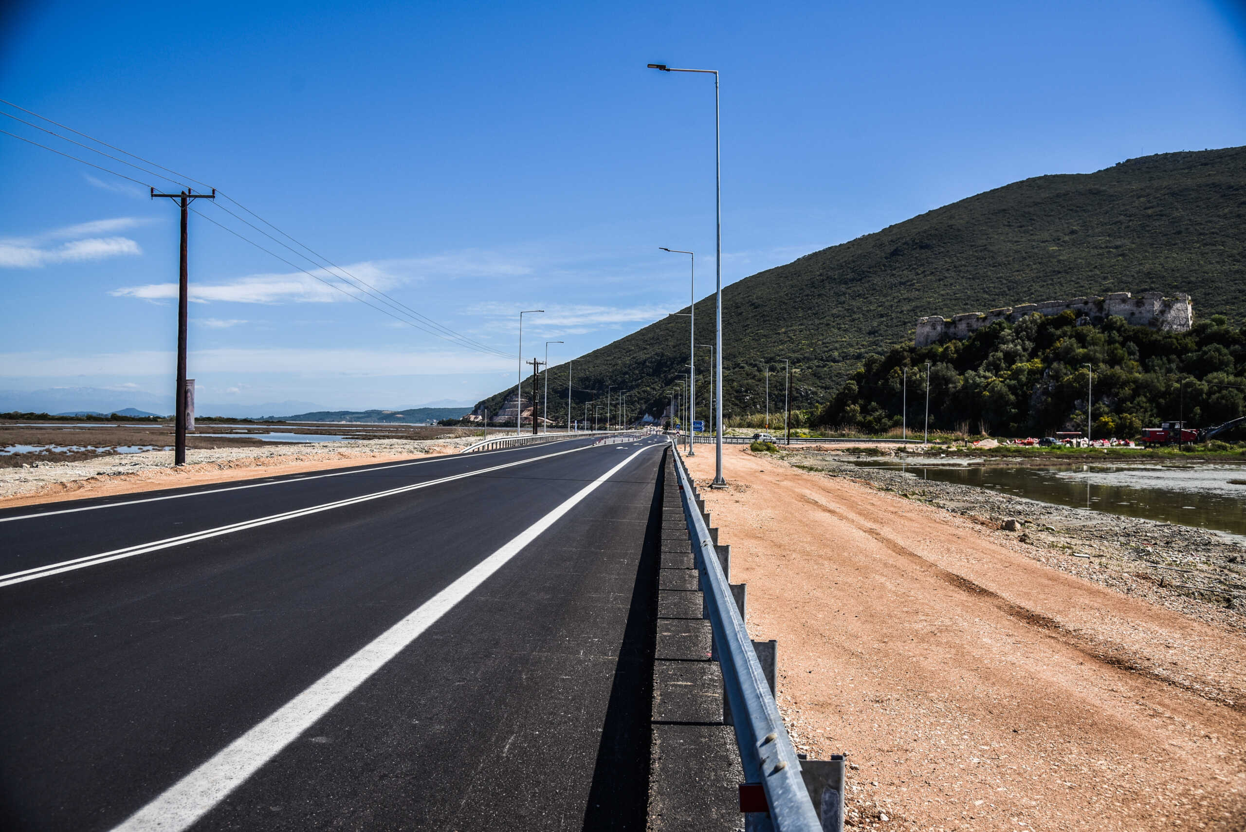 Έργα στο υπό κατασκευή δρόμο σύνδεσης Άγιος Νικόλαος - Λευκάδα και ο νέος δρόμος εισόδου Λευκάδας πριν την γέφυρα. 
(ΓΙΩΡΓΟΣ ΕΥΣΤΑΘΙΟΥ