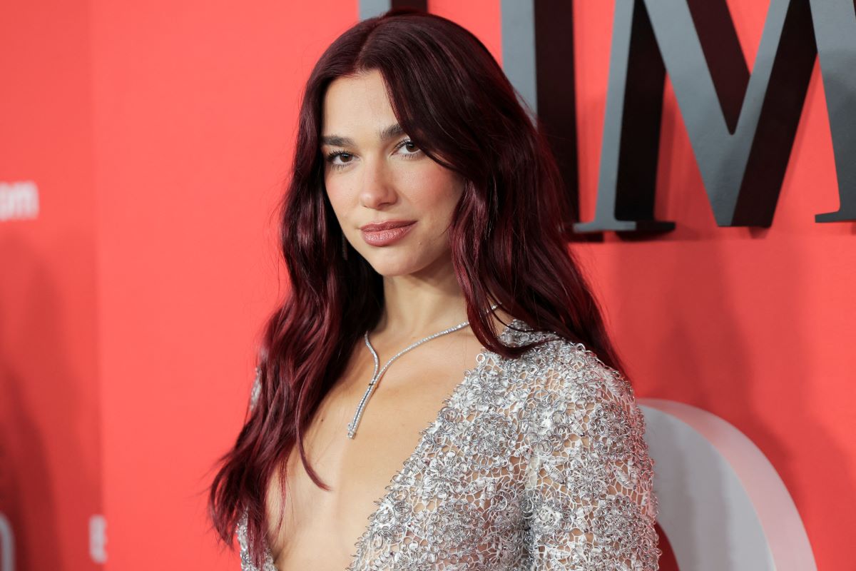 Dua Lipa: Με εντυπωσιακή τουαλέτα που χρειάστηκε 1.000 ώρες για να φτιαχτεί