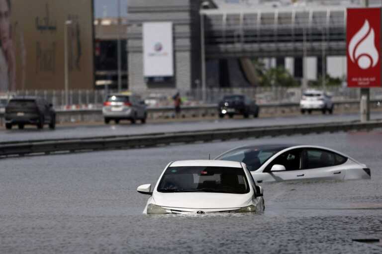 «Πρωτόγνωρο αυτό που συνέβη» λέει Ελληνίδα κάτοικος του Ντουμπάι για τις πρωτοφανείς πλημμύρες