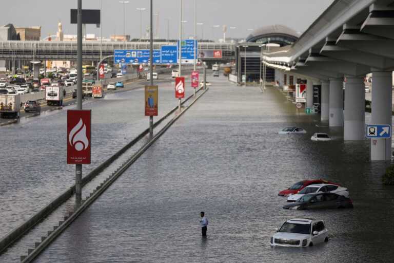  Τέσσερις νεκροί από τις πρωτοφανείς πλημμύρες στα Αραβικά Εμιράτα: Προβλήματα στο αεροδρόμιο του Ντουμπάι