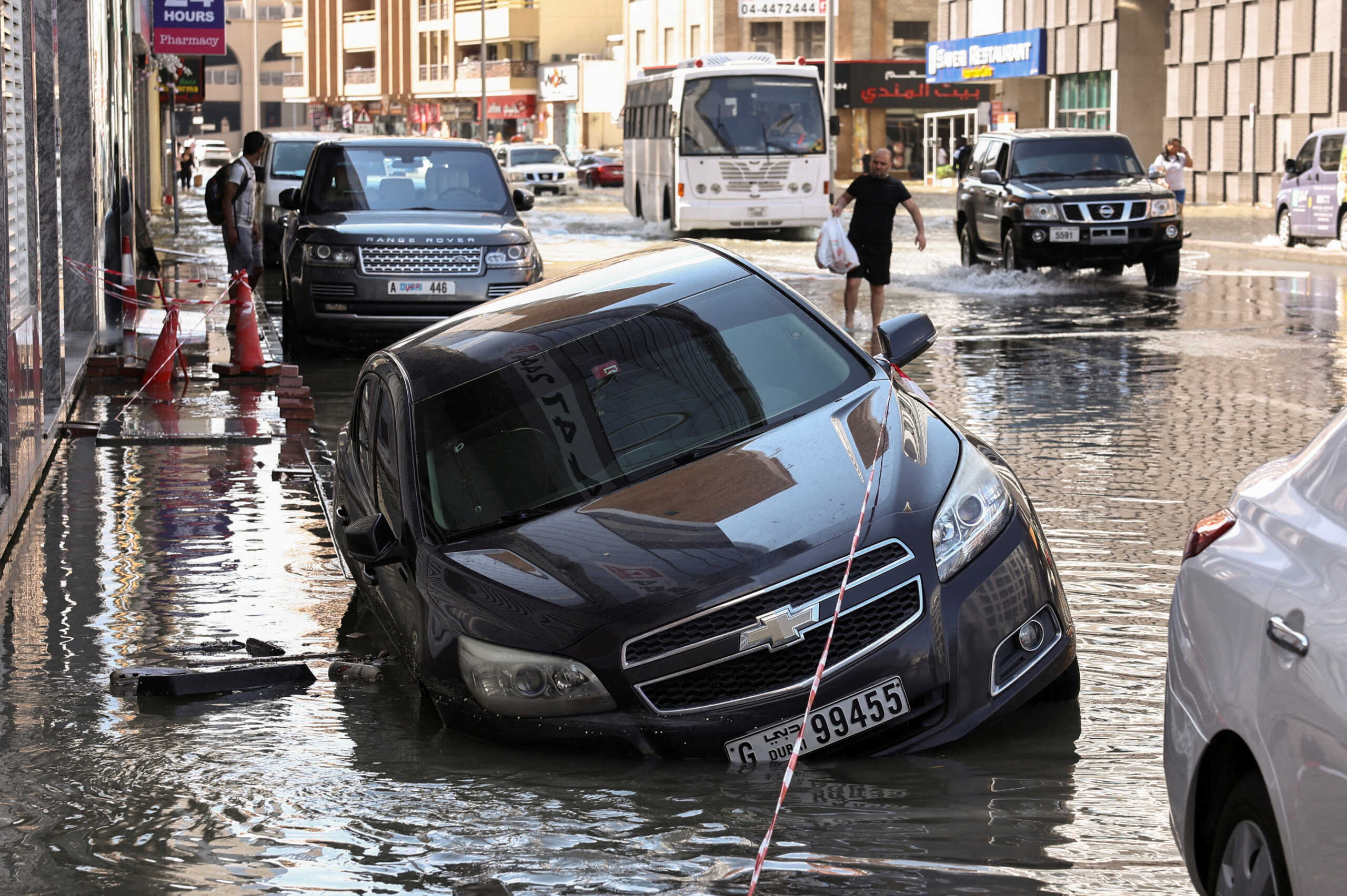 Το κλίμα τρελάθηκε: Πλημμύρες ρεκόρ στο Ντουμπάι και πτώση πάνω από 26  βαθμούς σε 24 ώρες