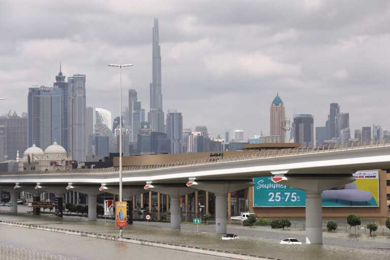 Τελικά τι προκάλεσε την πλημμύρα του αιώνα στο Ντουμπάι; Οι θεωρίες συνωμοσίας για τη «σπορά νεφών» και η απάντηση των ειδικών