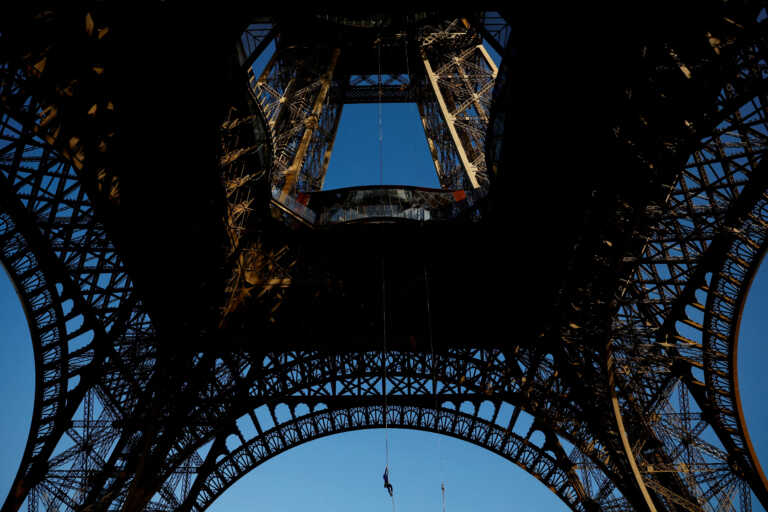 Ρεκόρ αναρρίχησης έκανε μία Γαλλίδα που ανέβηκε με σχοινί τον Πύργο του Άιφελ σε 18 λεπτά