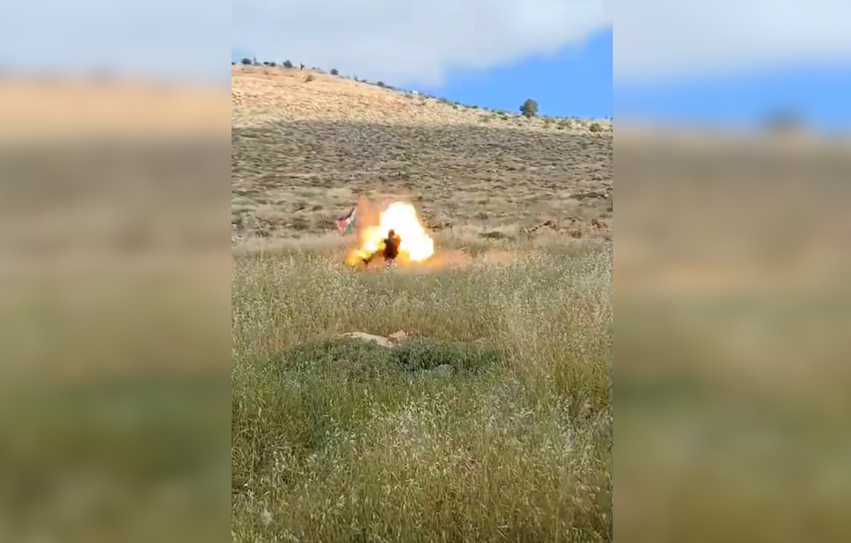 Η στιγμή που Ισραηλινός στρατιώτης κλωτσάει σημαία της Παλαιστίνης παγιδευμένη με εκρηκτικά