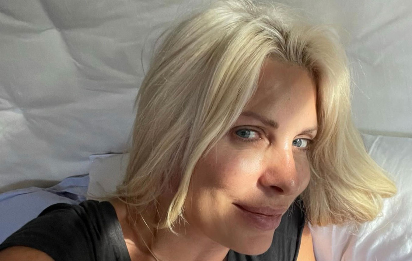 Η Ελένη Μενεγάκη λέει «καλημέρα» με selfie στο κρεβάτι της
