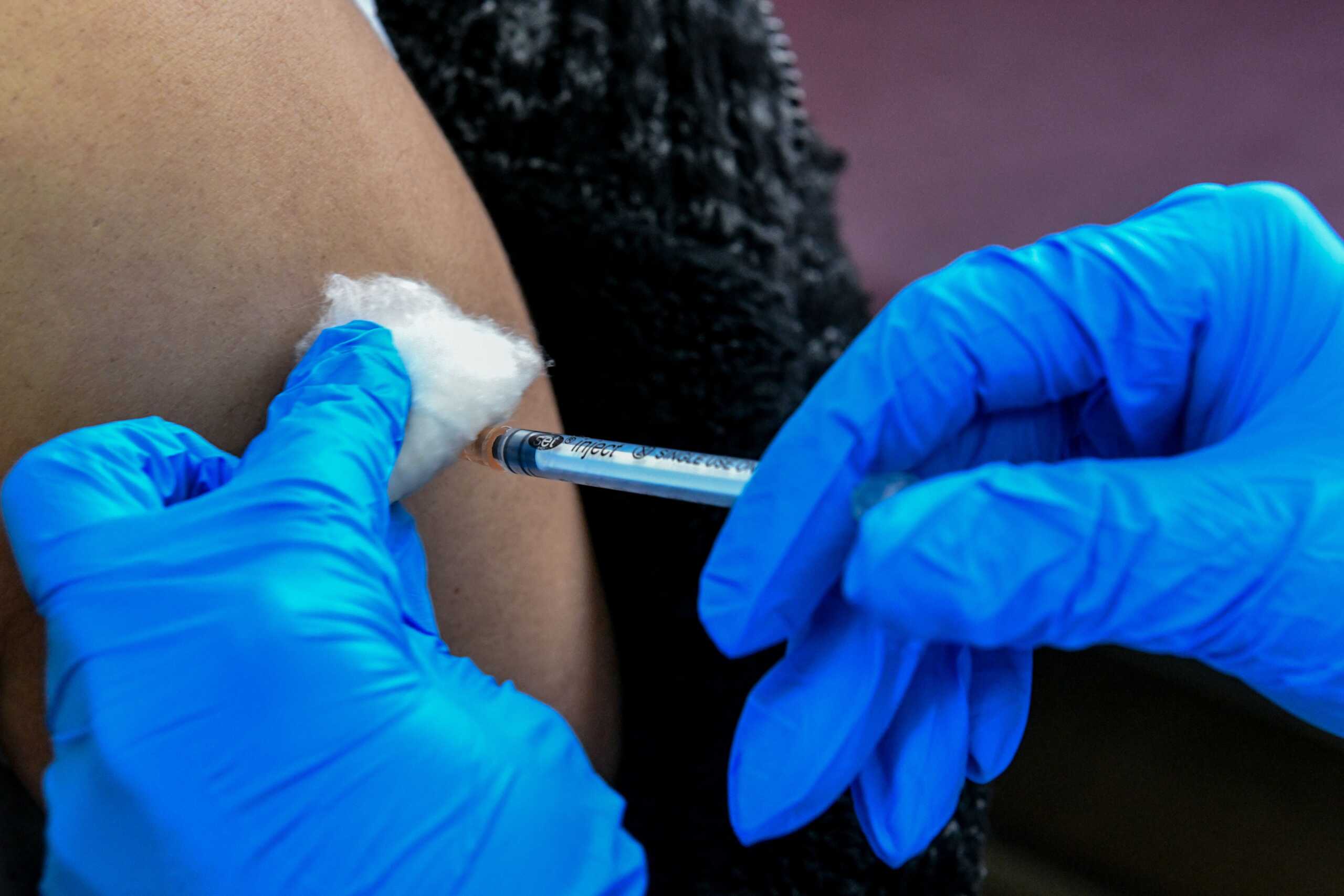 AstraZeneca: Παραδέχεται για πρώτη φορά ότι το εμβόλιο Covid μπορεί να προκαλέσει σπάνιες θρομβώσεις