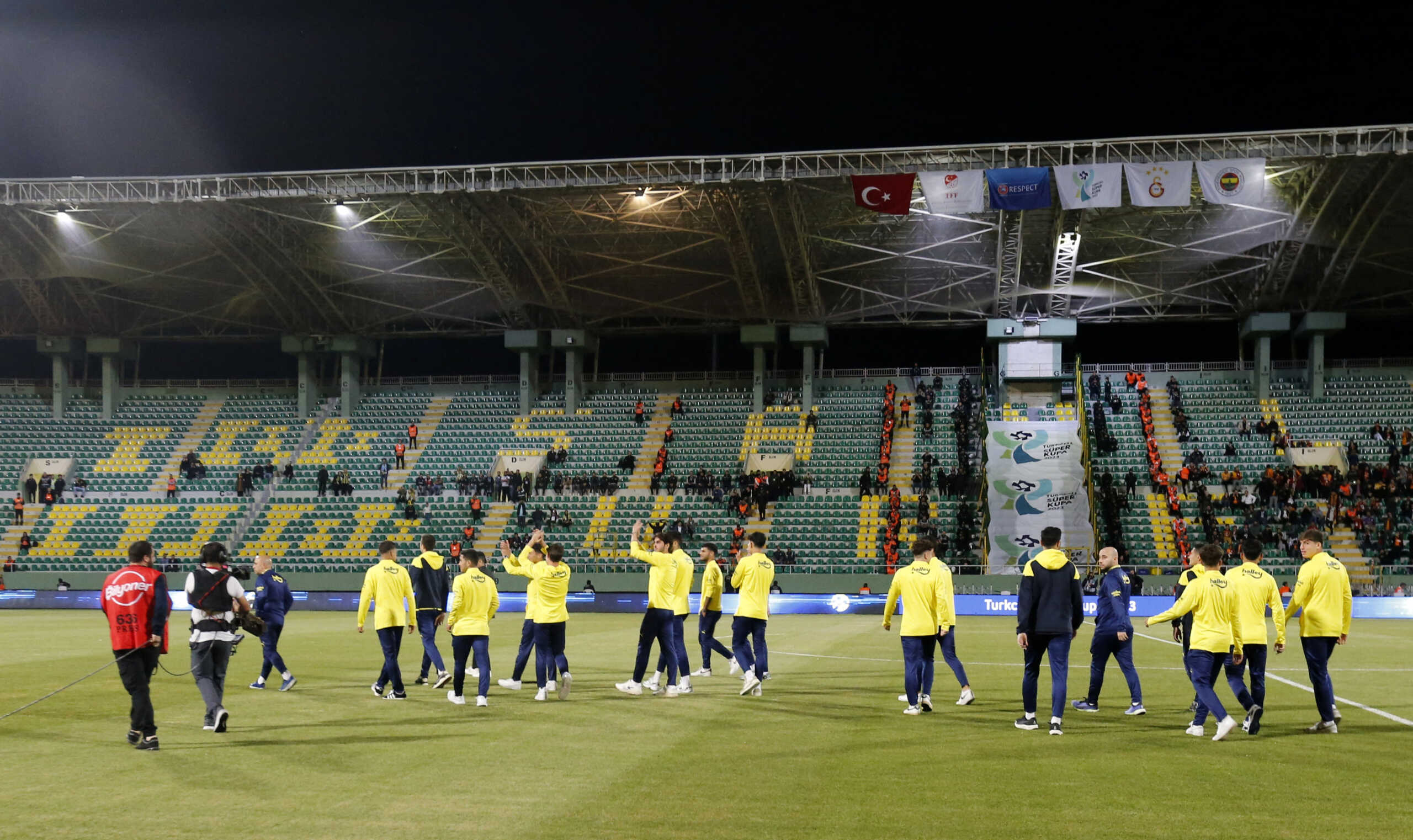 Soccer Football - Turkish Super Cup - Final - Galatasaray v Fenerbahce - Sanliurfa GAP Stadium, Sanliurfa, Turkey - April 7, 2024 Fenerbahce players on the pitch before the match REUTERS