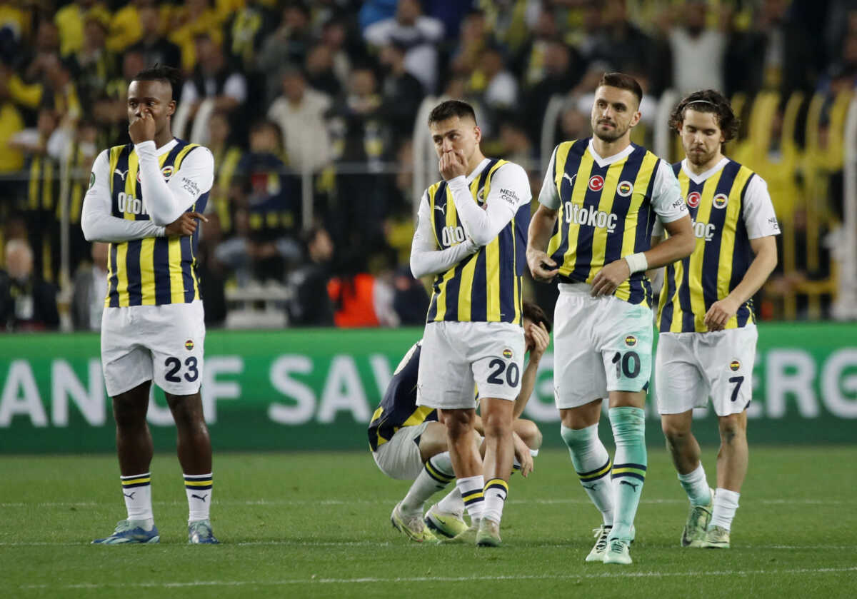 Soccer Football - Europa Conference League - Quarter Final - Second Leg - Fenerbahce v Olympiacos - Sukru Saracoglu Stadium, Istanbul, Turkey - April 19, 2024 Fenerbahce's Michy Batshuayi, Cengiz Under, Dusan Tadic and Ferdi Kadıoglu look dejected after the match REUTERS