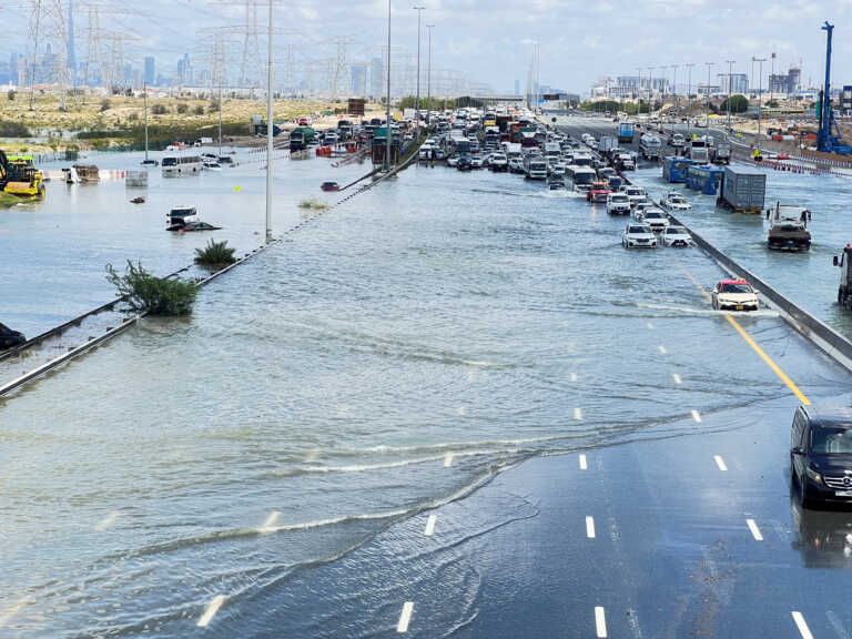 Η ιστορική καταιγίδα έκανε το Ντουμπάι Gotham City - Το φαινόμενο σε timelapse - Lamborghini και Rolls Royce έγιναν αμφίβιες