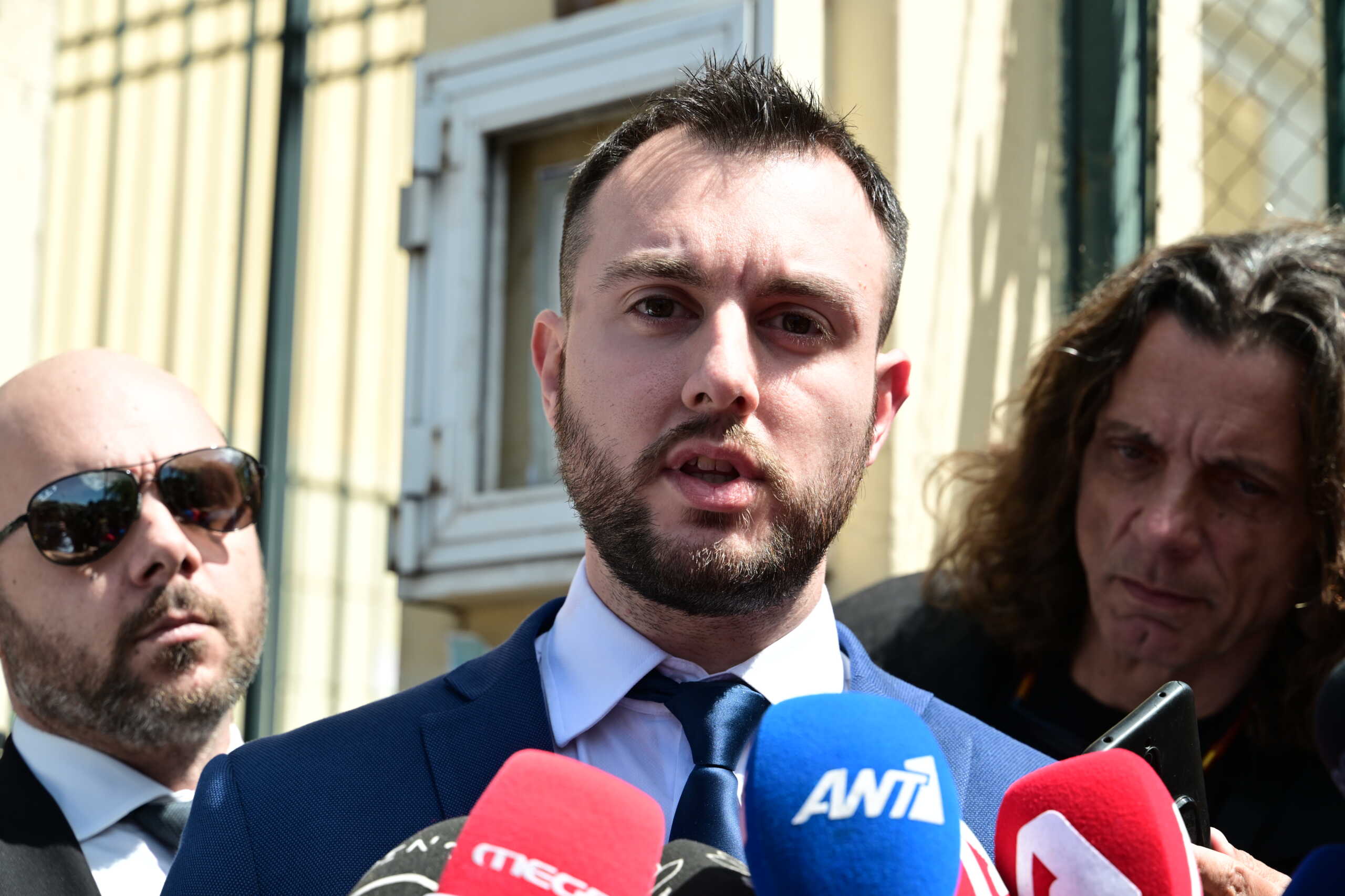 Απολογία στον ανακριτή του ανεξάρτητου βουλευτή Κωνσταντίνου Φλώρου ο οποίος γρονθοκόπησε στη Βουλή τον βουλευτή της Ελληνικής Λύσης, Βασίλη Γραμμένο, Πέμπτη 25 Απριλίου 2024. Η εισαγγελία προχώρησε στην άσκηση κακουργηματικής ποινικής δίωξης για βιαιοπραγία κατά βουλευτή κατά την άσκηση των καθηκόντων του (άρθρο 157ΠΚ), μετά την επίθεση. Το σοβαρό επεισόδιο, που είχε αποτέλεσμα τον τραυματισμό του Β. Γραμμένου, ενεργοποίησε, με άμεση παρέμβαση του προέδρου της Βουλής Κώστα Τασούλα, την αυτόφωρη διαδικασία, για διάπραξη κακουργήματος και έτσι ο Κων
(ΤΑΤΙΑΝΑ ΜΠΟΛΑΡΗ