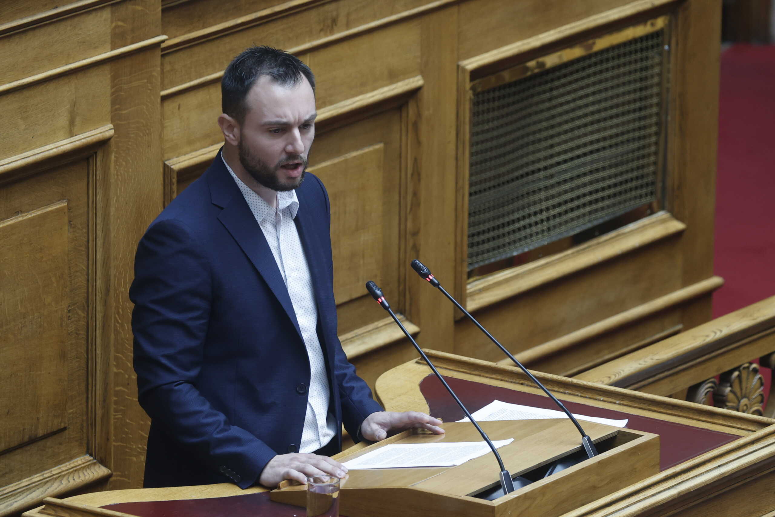 Κωνσταντίνος Φλώρος: Ποιος είναι ο βουλευτής που έριξε μπουνιές μέσα στη Βουλή