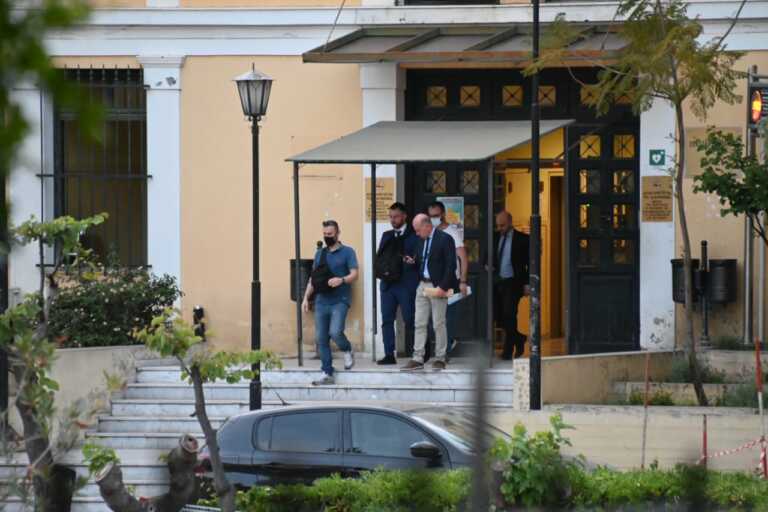 Για κακούργημα διώκεται ο Κωνσταντίνος Φλώρος για την επίθεση στη Βουλή - Με κάταγμα στη μύτη ο βουλευτής της «Ελληνικής Λύσης» Βασίλης Γραμμένος