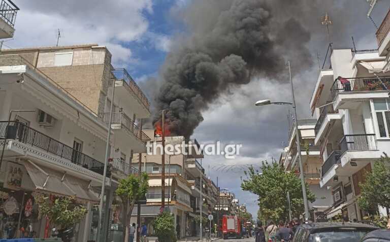 Μεγάλη φωτιά σε πολυκατοικία στη Θεσσαλονίκη - Οι φλόγες «γλείφουν» διαμέρισμα