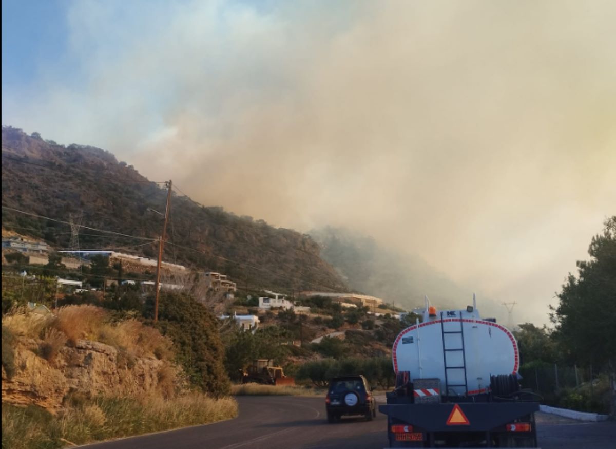 Φωτιά στο Λασίθι: Βελτιωμένη η εικόνα, διάσπαρτες εστίες