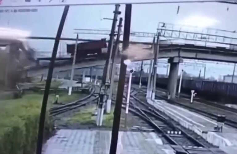 Η στιγμή που γέφυρα στη Ρωσία καταρρέει πάνω σε γραμμές τρένου - Σοκαριστικό βίντεο