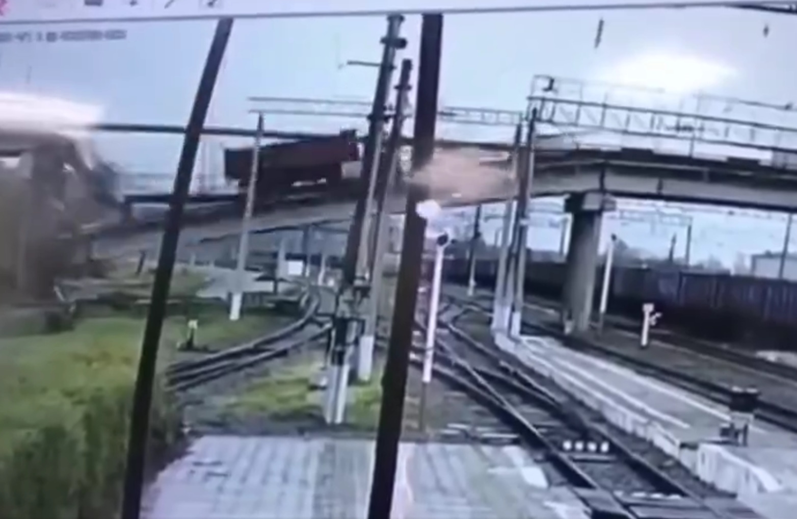 Ρωσία: Η στιγμή που γέφυρα καταρρέει πάνω σε γραμμές τρένου – Σοκαριστικό βίντεο