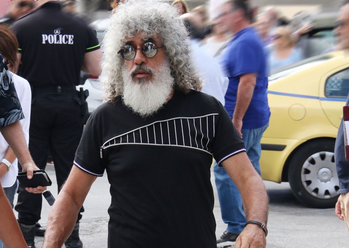 Στα δικαστήρια ο Γιάννης Γιοκαρίνης μετά τη σύλληψή του για ενδοοικογενειακή βία