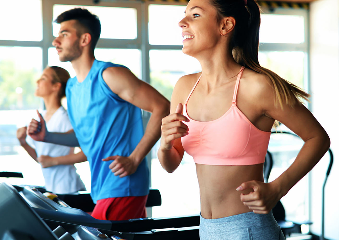 Picture of people doing cardio training on treadmill in gym