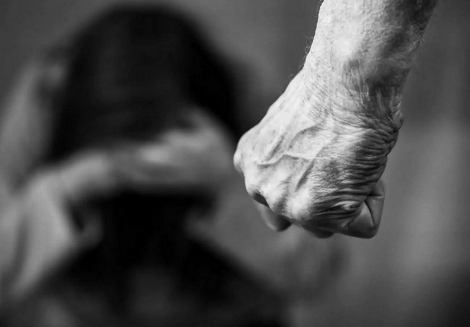 Ενδοοικογενειακή βία στο Ηράκλειο: Σύλληψη για ξυλοδαρμό της συζύγου μπροστά στο 4χρονο παιδί τους