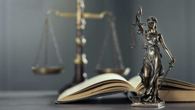 ΣτΕ – ΟΠΕΚΑ: Δικαστικό «μπλόκο» στις συντάξεις ανασφαλίστων υπερηλίκων σε όσους επαγγελματίες χρωστάνε πάνω από 30.000 ευρώ