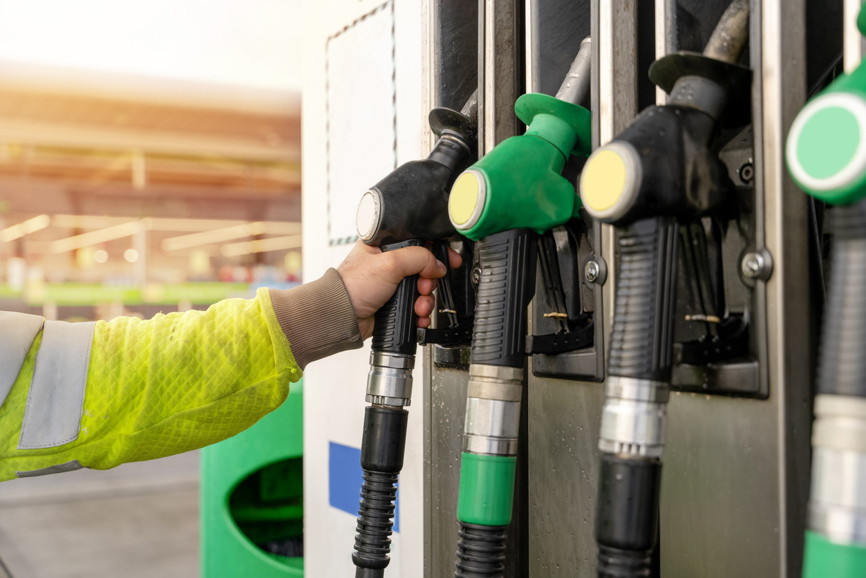 Καύσιμα: Εκτιμήσεις για 2 ευρώ το λίτρο η μέση τιμή της βενζίνης κίνησης έως τέλος εβδομάδας