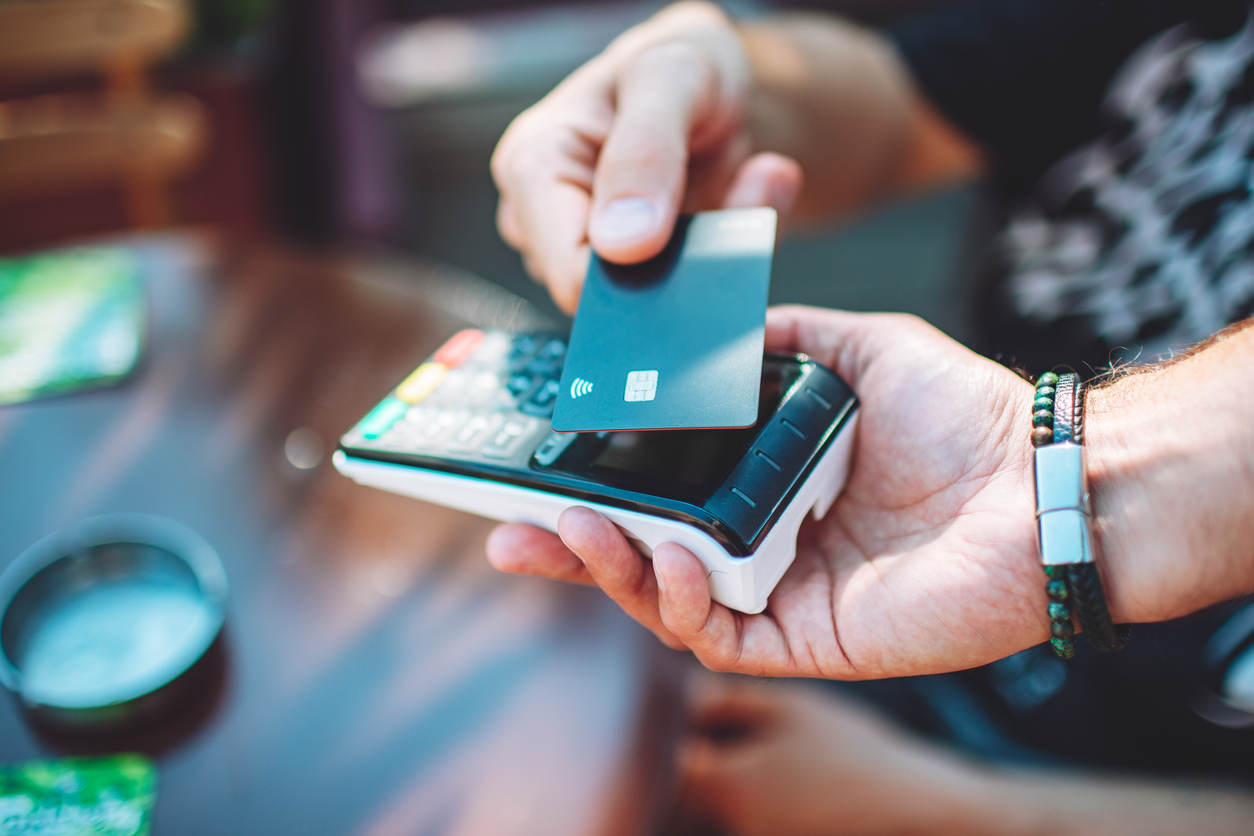 Κάρτες πληρωμών: Αυξήθηκαν οι απάτες σε ΑΤΜ και POS