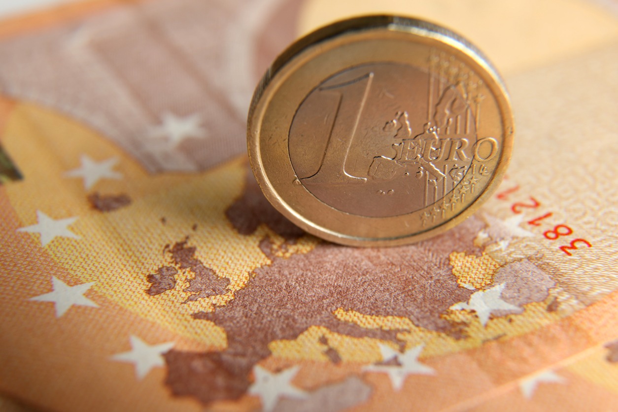 Ευρώ: Kατρακυλά έναντι του δολαρίου στο ενδεχόμενο η ΕΚΤ να «προλάβει» την Fed στις μειώσεις επιτοκίων