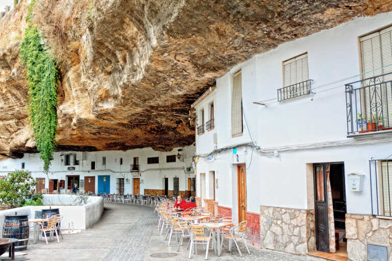 Η πόλη στην Ισπανία που είναι χτισμένη κάτω από έναν βράχο