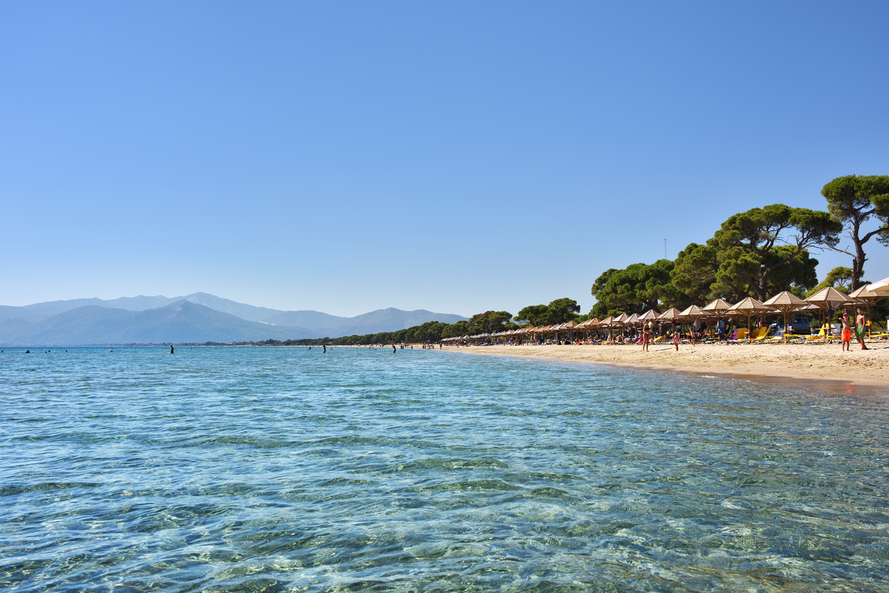 5 παραλίες κοντά στην Αθήνα για το πρώτο μπάνιο της σεζόν