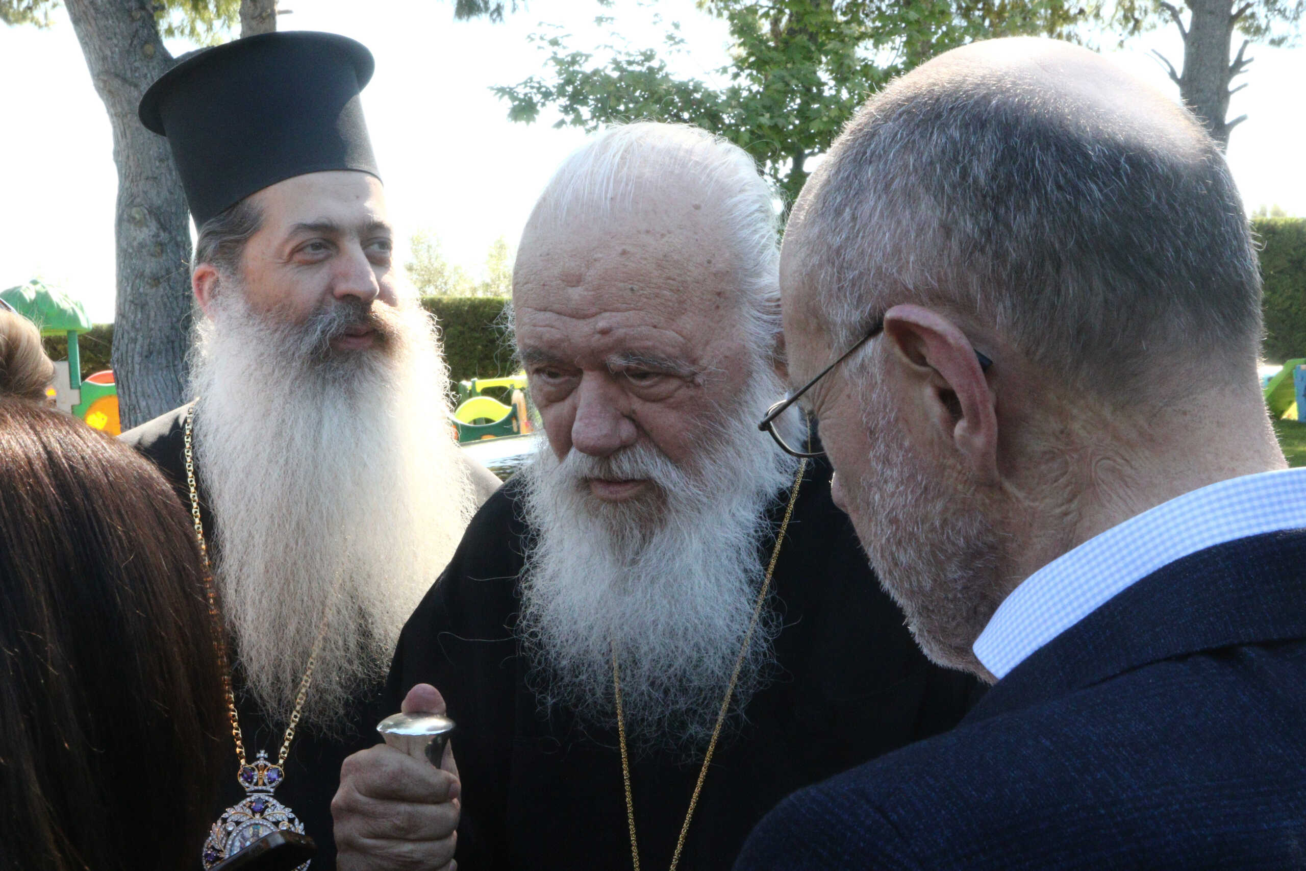 Ο Αρχιεπισκοπος Ιερωνυμος  υποδεχθηκε σημερα τον Πρωθυπουργο Κυρικαο Μητσοτακη στις εγακταστασεις των Παιδικων Σταθμ,ων στο Δηλεσι και εν συνεχεια στο Γεροντολογικο Κεντρο . Στους παιδικους σταθμους ο Αρχιεπισκοπος και ο Πρωθυπουργος  ειχαν συνομιλια τοσο με τους εκπαιοδευτικους οσο και με τους μικρους μαθητες οι οποιοι τους προσφεραν Πασχαλινα Δωρα . Στο κεντρο Γεροντολογιας    οι ενοικοι που διαμενουν στα δωματια τους υποδεχτηκαν με τραγουδια και ευχες--Στην συναντηση παρευρεθηκαν η Υπουργος Σοφια Ζαχαρακη , ο Υφυπ.Υγειας Δημ Βαρτζοπουλος και Ο Μητροπολιτης Φθιωτιδος Συμεων --Σ τη φωτο απο την πρωτη επισκεψη στον Παιδικο Σταθμο Ευαγγελισμος της Θεοτοκου ΦΩΤΟ   ΧΡΗΣΤΟΣ ΜΠΟΝΗΣ