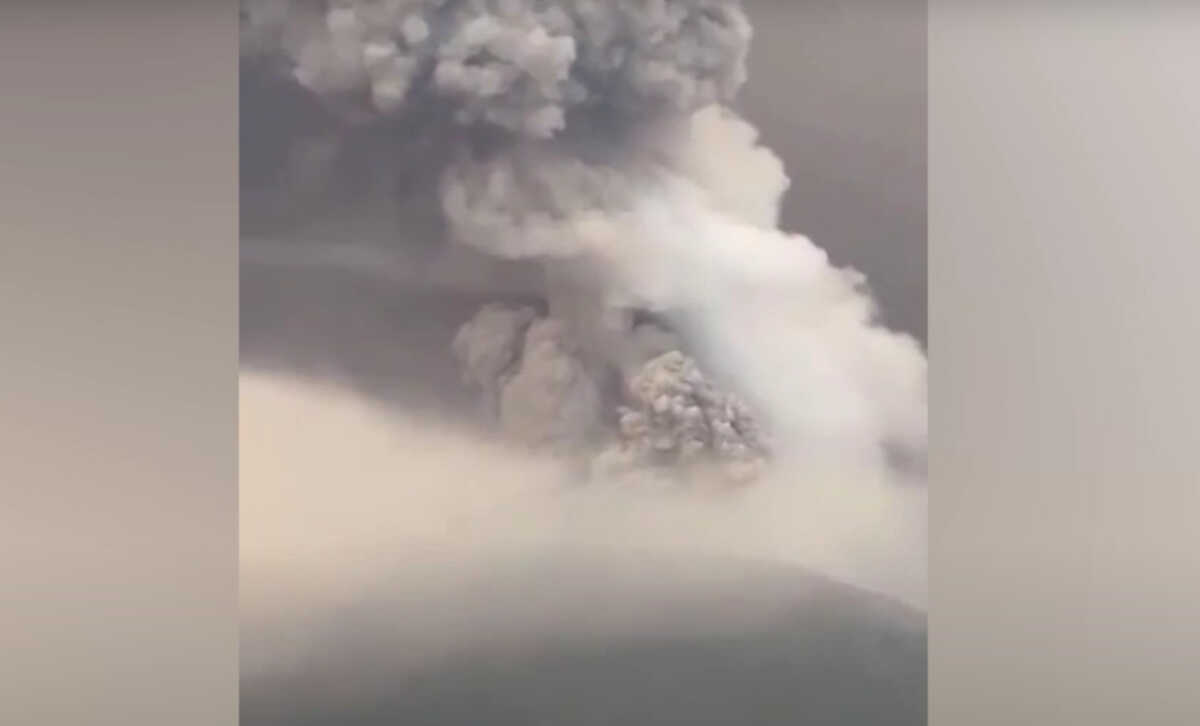 Ινδονησία: Εξερράγη το ηφαίστειο Ρουάνγκ, κάτοικοι εγκαταλείπουν τα σπίτια τους