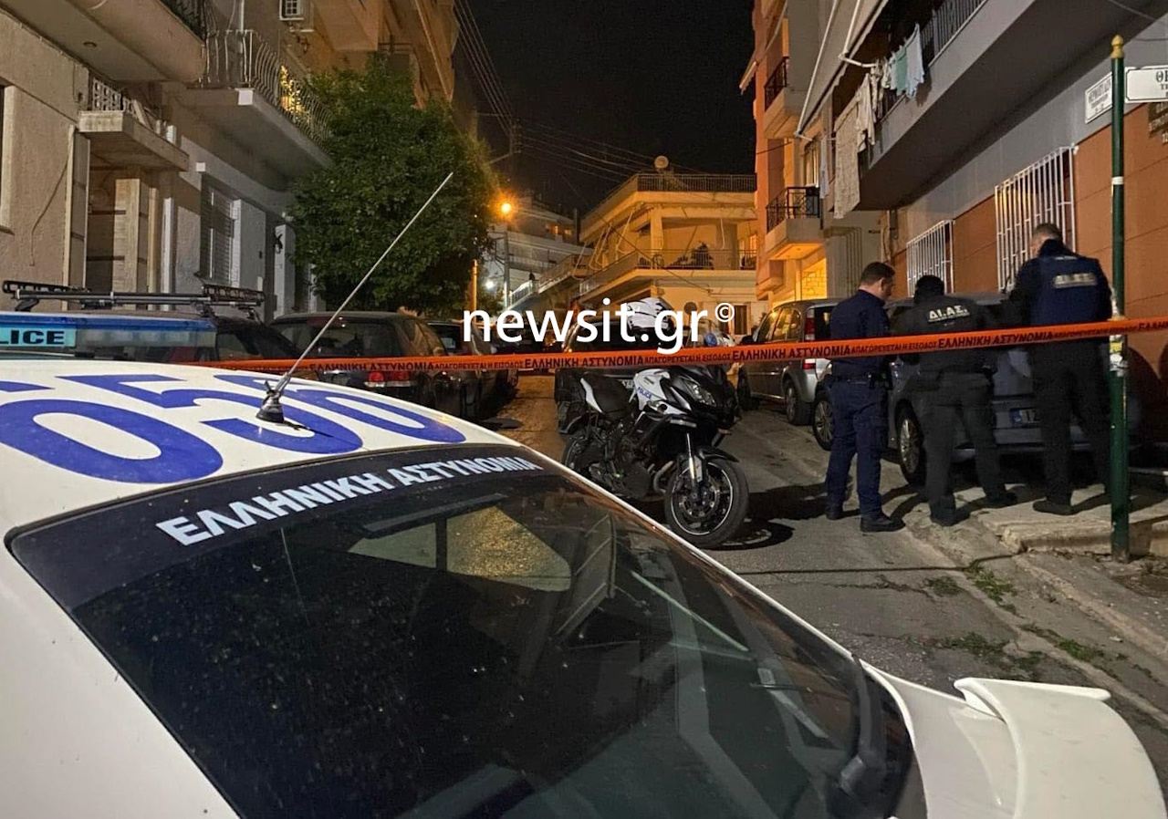 Ηλιούπολη: Βρέθηκαν πυροβολημένοι μητέρα και γιος στο διαμέρισμά τους