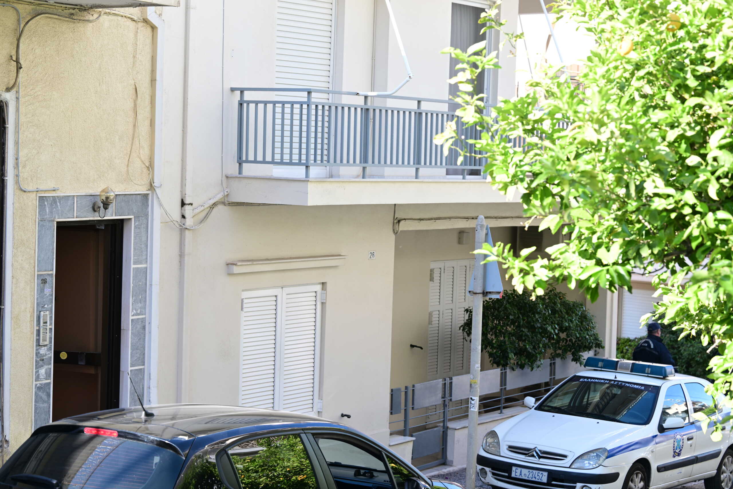 63χρονη μητέρας και 36χρονος γιός της, βρέθηκαν νεκροί, έχοντας δεχθεί πυροβολισμούς, σε διαμέρισμα στην Ηλιούπολη, Πέμπτη 11 Απριλίου 2024. Το διαμέρισμα πρώτου ορόφου, όπου εντοπίστηκαν οι σοροί, το βράδυ της Τετάρτη (10
(ΤΑΤΙΑΝΑ ΜΠΟΛΑΡΗ
