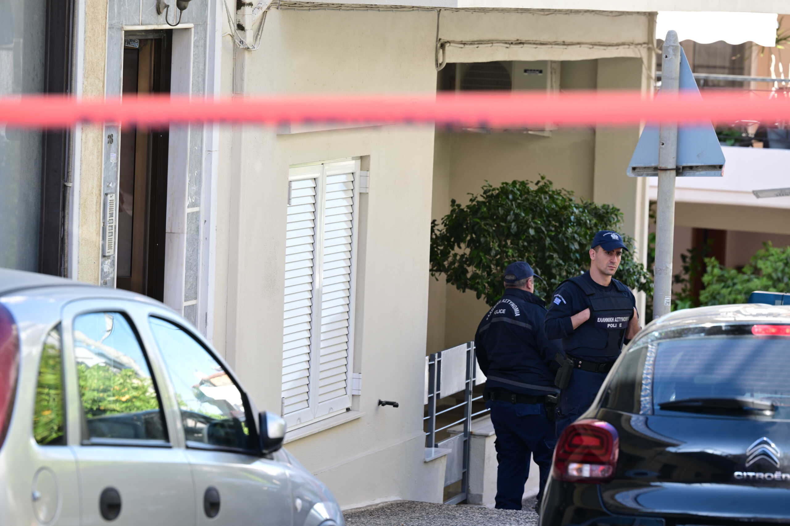63χρονη μητέρας και 36χρονος γιός της, βρέθηκαν νεκροί, έχοντας δεχθεί πυροβολισμούς, σε διαμέρισμα στην Ηλιούπολη, Πέμπτη 11 Απριλίου 2024. Το διαμέρισμα πρώτου ορόφου, όπου εντοπίστηκαν οι σοροί, το βράδυ της Τετάρτη (10
(ΤΑΤΙΑΝΑ ΜΠΟΛΑΡΗ
