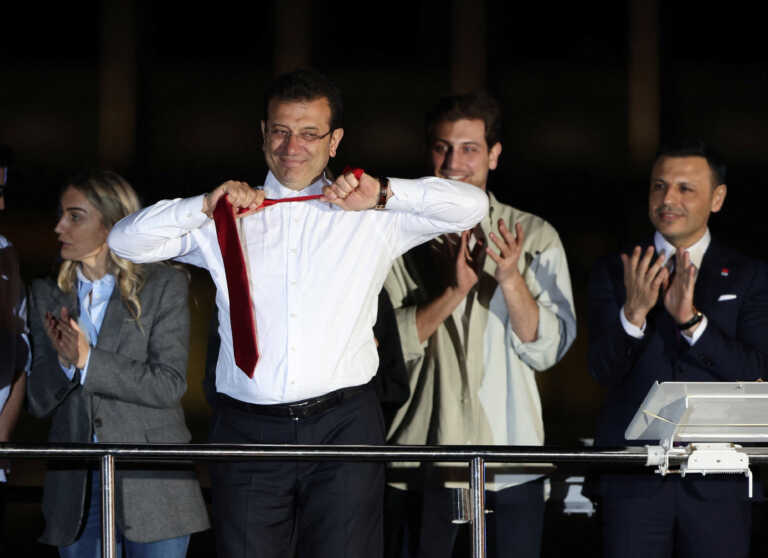Ο Εκρέμ Ιμάμογλου χόρεψε ποντιακά μετά τον θρίαμβό του στην Κωνσταντινούπολη - Πέταξε σακάκι και γραβάτα
