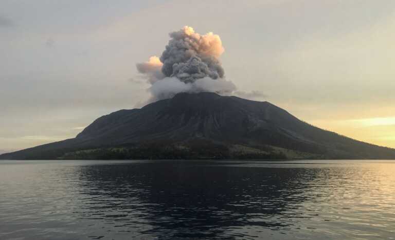 Τουρίστρια στην Ινδονησία έβγαζε φωτογραφίες και έπεσε μέσα σε ενεργό ηφαίστειο