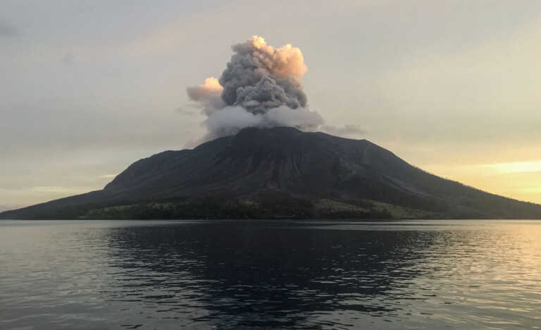 Νέα έκρηξη του ηφαιστείου Ρουάνγκ στην Ινδονησία - Προειδοποιήσεις για κίνδυνο εκτόξευσης πυρακτωμένων βράχων και τσουνάμι