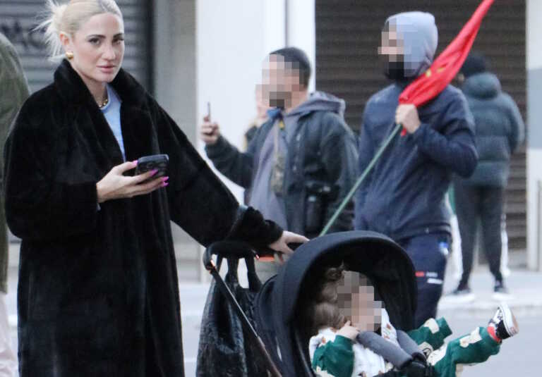 Η Ιωάννα Τούνη κάνει βόλτες στο γιο της Αθήνας με τον ενός έτους γιο της