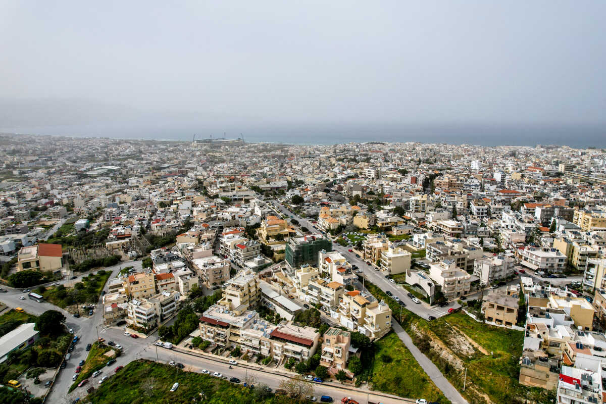 Αφρικανική σκόνη στο Ηράκλειο Κρήτης.  Πέμπτη 28 Μαρτίου 2024  (ΣΤΕΦΑΝΟΣ ΡΑΠΑΝΗΣ