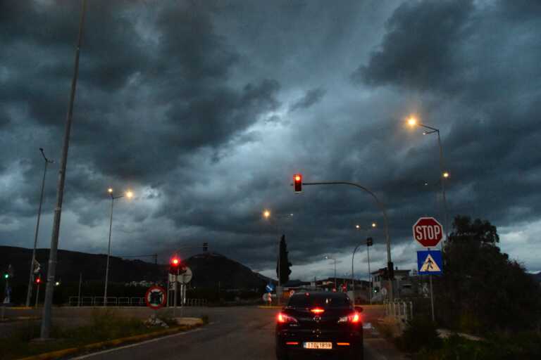 Μήνυμα 112 σε Θεσσαλία, Θεσσαλονίκη και άλλες 3 περιοχές για ισχυρές καταιγίδες και θυελλώδεις ανέμους – «Καμπανάκι» για δύσκολη νύχτα