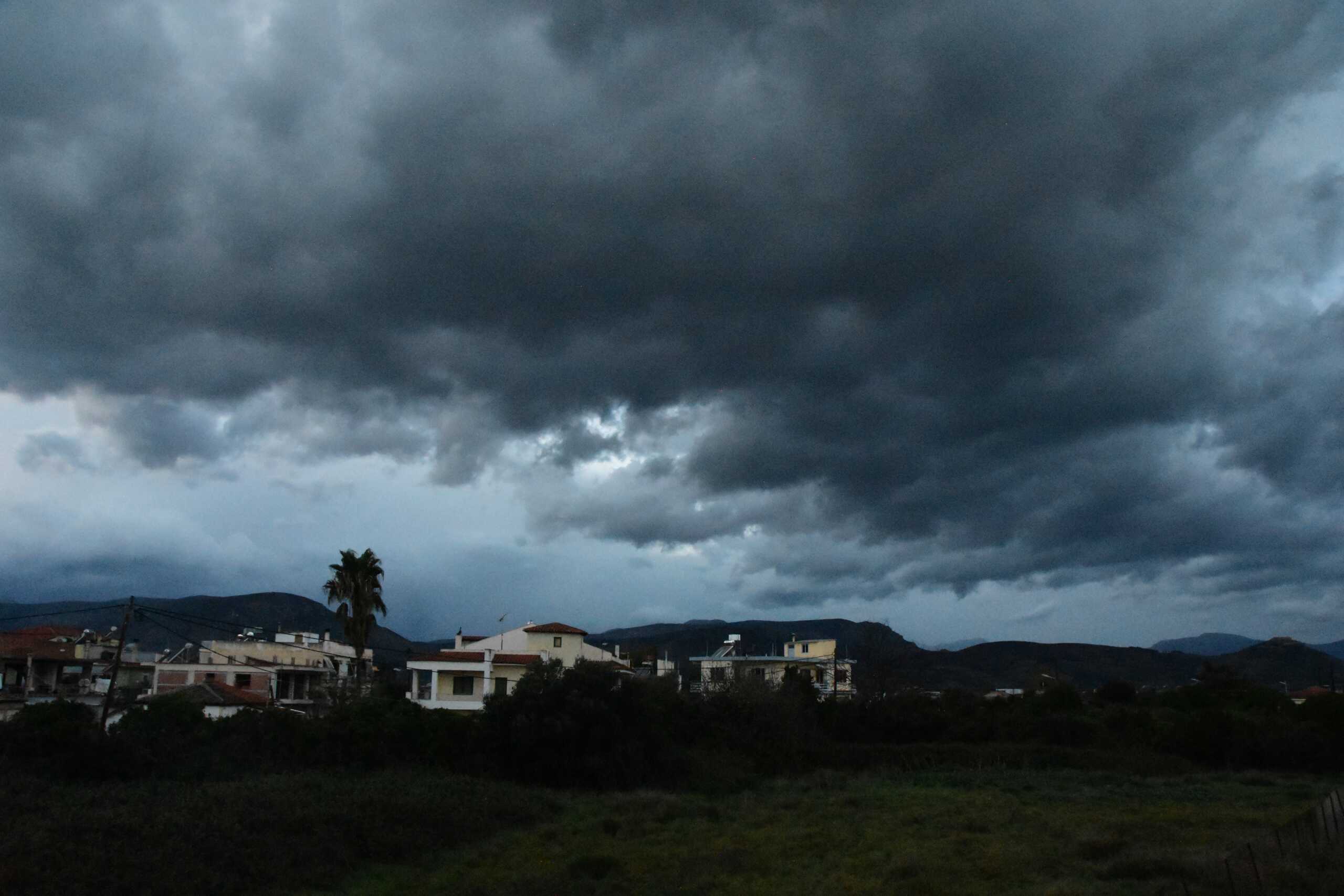 Καιρός: Αλλαγή σκηνικού με βροχές, καταιγίδες και πτώση θερμοκρασίας – Κίνδυνος για πλημμύρες