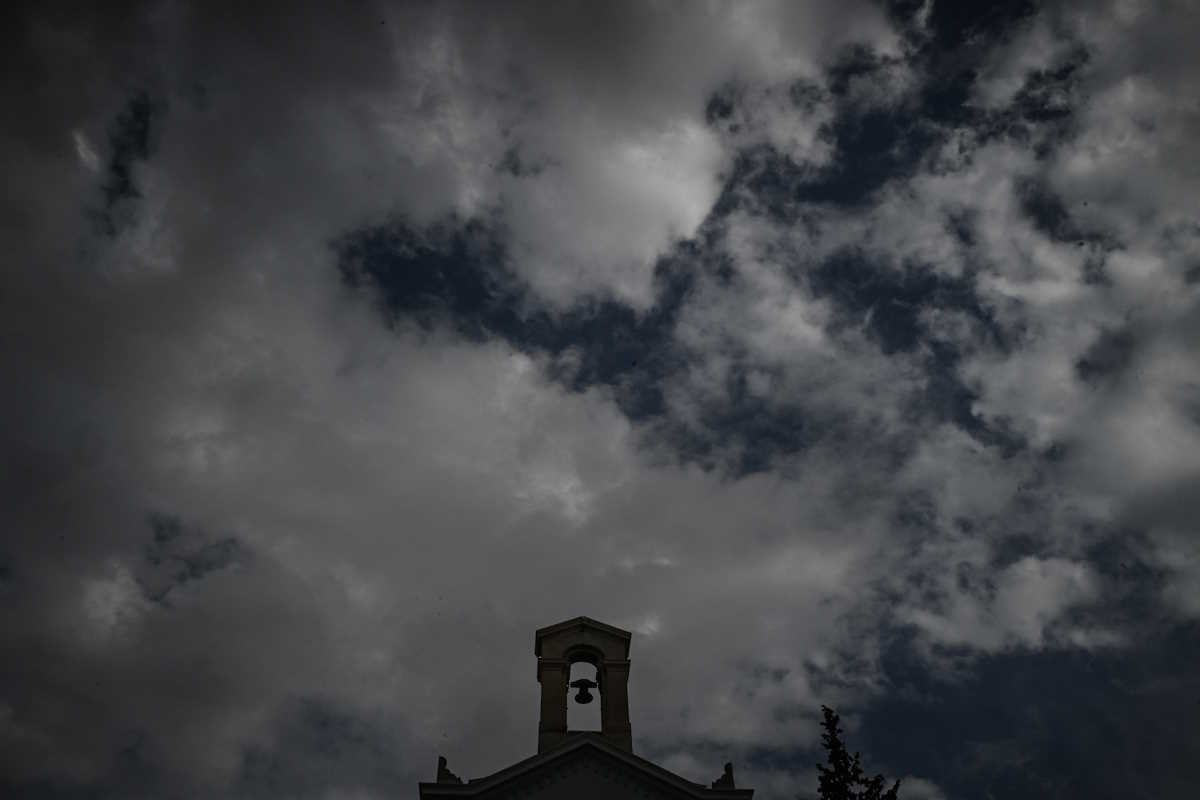 Κακοκαιρία πάνω από την Αττική, μαύρα σύννεφα πάνω από την Αθήνα, Δευτέρα 4 Δεκεμβρίου 2023   (ΤΑΤΙΑΝΑ ΜΠΟΛΑΡΗ